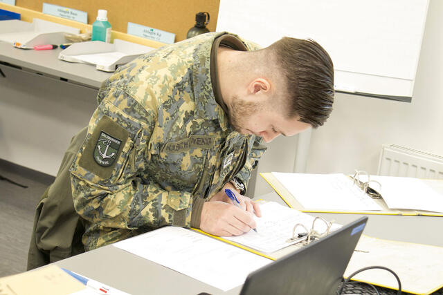 Die Ausbildung an der HUAk findet sowohl theoretisch im Lehrsaal ... (Fotos: Bundesheer/andreas Ecker)