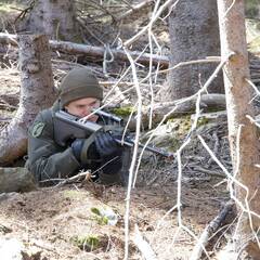 Ein Lehrgangsteilnehmer geht in einer ehemaligen Stellung mit dem Sturmgewehr in Anschlag, um zu erkennen, wie weit er beobachten und wirken kann. (Foto: Gerold Keusch)
