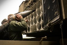 Soldaten munitionieren eine Panzerhaubitze mit Granaten auf. (Foto: AAB4)