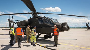 Betankung eines US-Hubschraubers. (Foto: Bundesheer/Kommando Luftstreitkräfte)
