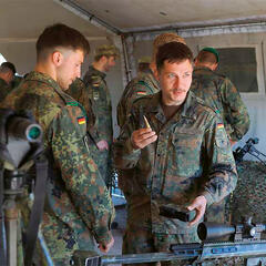Mehrere Soldaten der Deutschen Bundeswehr in Uniform.