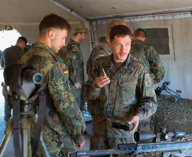 Mehrere Soldaten der Deutschen Bundeswehr in Uniform.