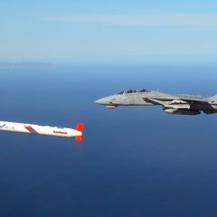 Ein „Tomahawk“-Marschflugkörper, begleitet von einer F-14 „Tomcat“. (Foto: U.S. Navy; CC)