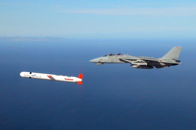 Ein „Tomahawk“-Marschflugkörper, begleitet von einer F-14 „Tomcat“. (Foto: U.S. Navy; CC)