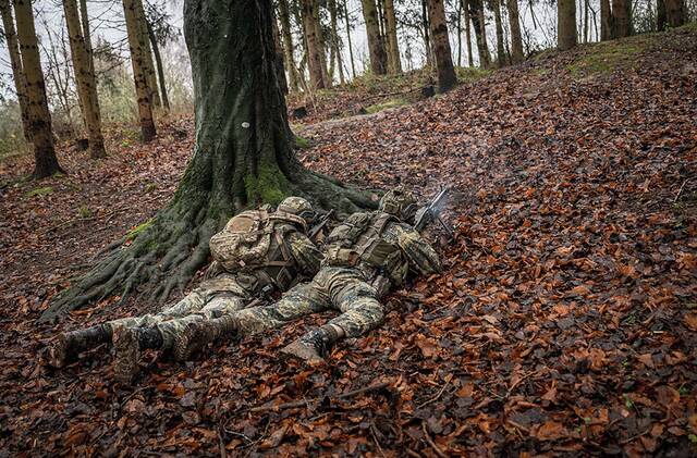 Ein Maschinengewehrtrupp des Bundesheeres liegt im Anschlag in einem Hochwald. (Foto: Bundesheer/Rainer Zisser)