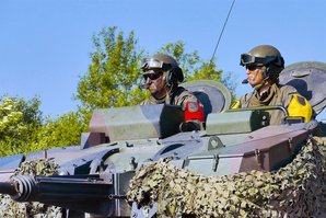 Brigadier Siegward Schier (re.) leitet das Schießen vom Kommandofahrzeug aus. (Foto: 4.PzGrenBrig/ÖA)