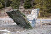 Eine Zielgruppe, nachdem der Tarnvorhang (liegt vor den Tafeln) gefallen ist. Die Luftballone ermöglichen eine rasche und einfache Beobachtung von Treffern. (Foto: Bundesheer/Thomas Lampersberger)