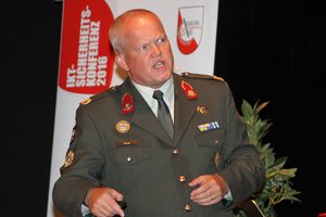 Brigadier General Hans Folmer vom Cyber Defence Command der Niederlande referierte über Cyber Defence and Threat. (Foto: Wolfgang Riedlsperger)