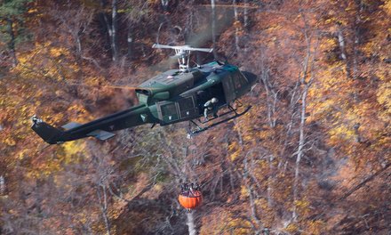 Agusta Bell 212 bei der Brandbekämpfung (Symbolbild: Bundesheer/Pusch)