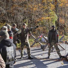 Die Gruppe, die am Kontrollpunkt des Zuges eingesetzt ist, hat viele Szenarien zu bewältigen. Diese reichen von der Personen- und Fahrzeugkontrolle bis zum Beherrschen einer Demonstration. Die meisten Aufgaben kann die Gruppe selbstständig bewältigen, bei größeren Aktionen werden weitere Gruppen des Zuges benötigt. Diese unterschiedlichen Szenarien und die stufenweise Lageentwicklung sind bei Übungen zu berücksichtigen. (Foto: Felix Brader)