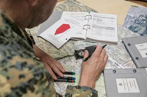 Bevor der erste Schuss fällt, gilt es, das Schießvorhaben mit Karte, Bussole und Vorschriften zu planen. (Foto: Bundesheer/Thomas Lampersberger)