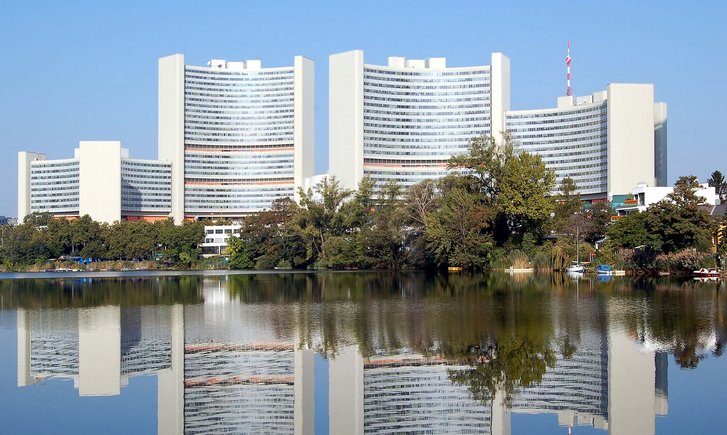 Das Vienna International Centre, besser bekannt als UNO-City, ist einer von vier offiziellen Amtssitzen der Vereinten Nationen, und gleichzeitig ein Symbol der österreichischen Neutralität. (Foto: BambooBeast; CC BY-SA 3.0) 