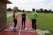 Vor dem Start zum 2.400-m-Lauf erklärt Spuller den Teilnehmerinnen, wie sie sich die Kräfte am besten einteilen. (Foto: Bundesheer/Gerold Keusch)