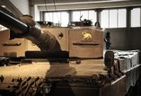 Der Leopard 2A4 war der Ersatz für die veralteten M60-Kampfpanzer. Er ist mit einer 120-mm Glattrohrkanone ausgerüstet und hat eine Besatzung von vier Mann. Mit 1.500 PS Motorleistung erreicht er eine Höchstgeschwindigkeit von 80 km/h auf der Straße. Auf 50 Metern hat der Panzer eine höhere Beschleunigung als ein Golf GTI.  (Foto: Bundesheer/Harold)