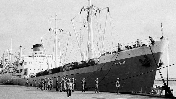 Das Kontingent velegt aus dem Hafen Rijeka nach Zypern. Am Oberdeck sind Steyr-Puch Haflinger verladen. (Foto: HBF/Bundesheer)