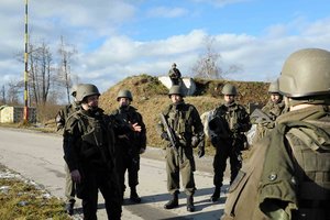 Ein Kommandant erteilt Befehle an seine Soldaten. (Foto: Tesch)