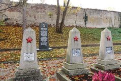 Einzelgräber (vo.) und ein Massengrab am Sowjetischen Soldatenfriedhof. (Foto: RedTD/Gerold Keusch)