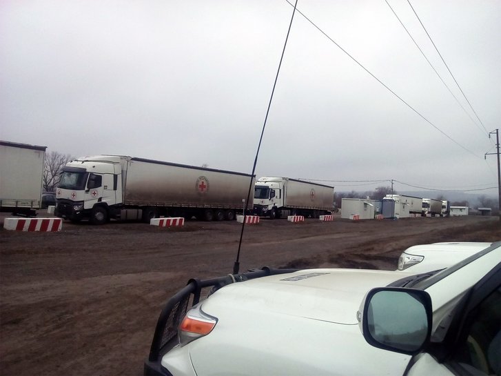 ICRC convoy at a checkpoint (Photo: Anzelletti)