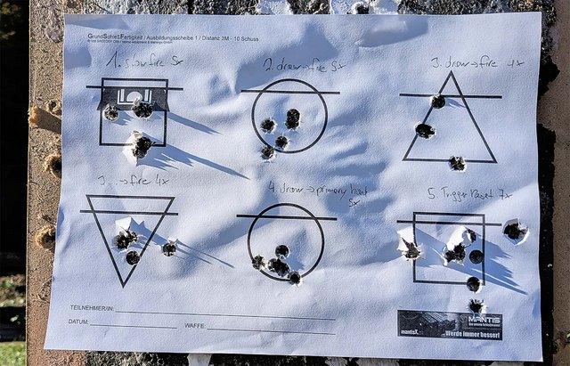 Geometrische Figuren: Der Schütze trainiert auf eine Entfernung von 2 m das Ziehen aus dem Holster und verbessert damit sein Abzugsverhalten. (Foto: Bundesheer/Gerald Weihs)
