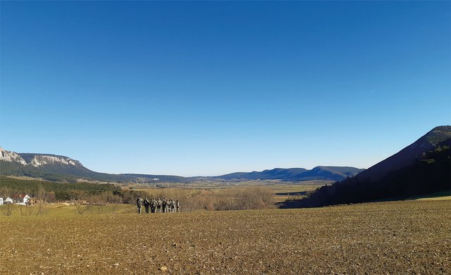 Das  Gelände ist der Lehrsaal des Soldaten: Fähnriche beurteilen taktisch zusammengehöriges Gelände von einem Übersichtspunkt aus. (Foto: Bundesheer/Oliver Pilles)