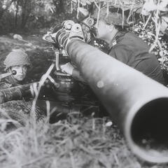 Ein Vizeleutnant richtet eine rückstoßfreie Panzerabwehrkanone (rPAK) ein. (Foto: Bundesheer/Archiv Truppendienst)