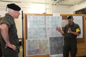 Brigadier Christian Habersatter (re.), der Kommandant der 3. Jägerbrigade weist den Chef des Generalstabes, General Robert Brieger (li.), in die Lage ein. (Foto: Bundesheer) 