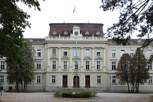 Portal des Hauptgebäudes der HUAk. (Foto: RedTD/Gerold Keusch)