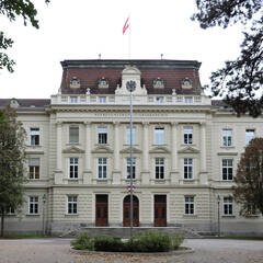 Portal des Hauptgebäudes der HUAk. (Foto: RedTD/Gerold Keusch)
