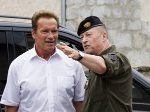 Generalleutnant Mag. Günter Höfler und Arnold Schwarzenegger in der Grazer Belgier Kaserne. (Foto: Bundesheer/Stelzer)