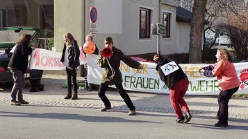 Eine Demo gegen den Eintritt von Frauen ins Heer vor der Kaserne in Straß. (Foto: HBF)