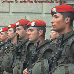 Das Corporate Design 2004 war geprägt von der grafischen Reduktion auf verschiedenfarbige „Logo-Leisten“, in Kombination mit dem Schriftzug „www.bundesheer.at“ und dem alleinstehenden Hoheitszeichen. (Foto: Bundesheer)