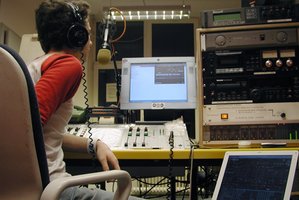 Den Medien als „4. Macht im Staat“ – hier ein Radiostudio – kommen vermehrt die Aufgabe der Beobachtung und Kritik von politischen Prozessen zu. (Foto: Michael Bunsen FRS/CC0)