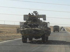 Unterwegs in eine ungewisse Zukunft: ein russischer BRDM-2 Aufklärungspanzer auf der Straße von Khan Nassir in Richtung Aleppo. (Foto: via R. S.)