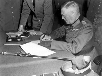 Am 8. Mai 1945 wird die Unterzeichnung auf Wunsch der Sowjets in Berlin wiederholt. (Foto: U.S. Army)