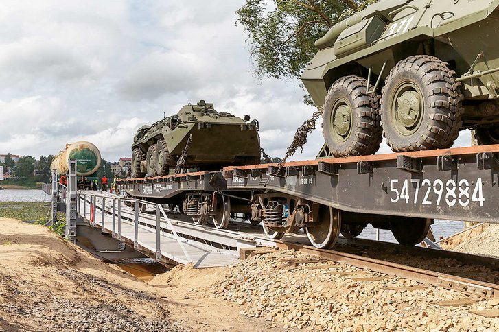 Radschützenpanzer BTR-80 auf Waggons während einer Übung der 38. selbstständigen Eisenbahnbrigade zum Bau einer schwimmenden Eisenbahnbrücke NZhM-56 mit einer Länge von 1 km über die Wolga im Jahr 2017. (Foto: Mil.ru; CC BY-SA 4.0)