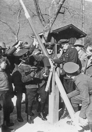 Nach vollzogenem „Anschluss“ wurden 1938 die Grenzschranken niedergelegt. Die Übergabe der Wiener Neustädter Burg wurde von Generalmajor Towarek abgelehnt. (Foto: Bundesarchiv, Bild 137-049278/CC-BY-SA 3.0)