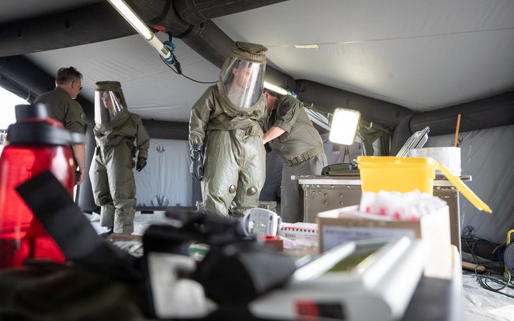 Sanitätspersonal zieht ABC-Schutzanzüge an, um kontaminierte Patienten zu versorgen. (Foto: Bundesheer/Daniel Trippolt)