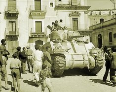 Ein britischer Sherman-Panzer fährt im Juli 1943 durch eine Stadt in Sizilien. (Foto: Imperial War Museum/gemeinfrei)