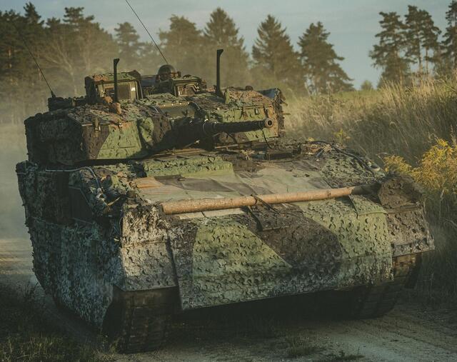 Der Schützenpanzer „Ulan“ im neu eingeführten Barracuda-Tarnsystem. (Foto: Bundesheer/Rainer Zisser)