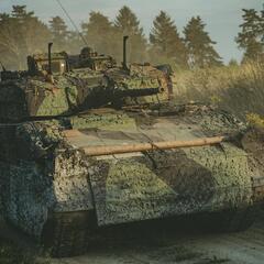 Der Schützenpanzer „Ulan“ im neu eingeführten Barracuda-Tarnsystem. (Foto: Bundesheer/Rainer Zisser)