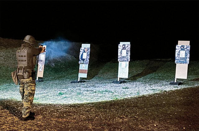 Ein Nachtschießen mit Pistole und Lampe. (Foto: Bundesheer/Gerald Weihs)