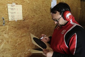 Nach jedem Schießdurchgang vermerkt der Trainer des Bundesheerwettkampfkaders, Offiziersstellvertreter Andreas Sodl, die Zwischenergebnisse. (Foto: Bundesheer/Gerold Keusch)  