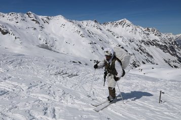 Der Kampf im winterlichen Hochgebirge bedingt die Schibeweglichkeit der Soldaten inklusive Waffen, Ausrüstung und zusätzlichen Versorgungsgütern. (Foto: RedTD/Gerold Keusch)