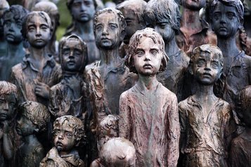 Das Kinderdenkmal erinnert an die verschleppten und ermordeten Kinder von Lidice und ist ein zentrales Monument der Gedenkstätte am Ort des Verbrechens. (Foto: Ashley Pomeroy; CC BY-SA 4.0)