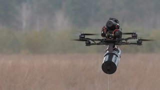 Eine mit Glasfaserdraht gesteuerte First Person View-Drohne. (Foto: armyinform.com.ua; CC BY-SA 4.0)