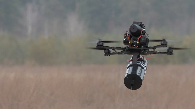 Eine mit Glasfaserdraht gesteuerte First Person View-Drohne. (Foto: armyinform.com.ua; CC BY-SA 4.0)