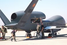 "Global Hawk"-Drohne der U.S. Air Force bei der Wartung. (Foto: U.S. Air Force/Stacey Knott; gemeinfrei)