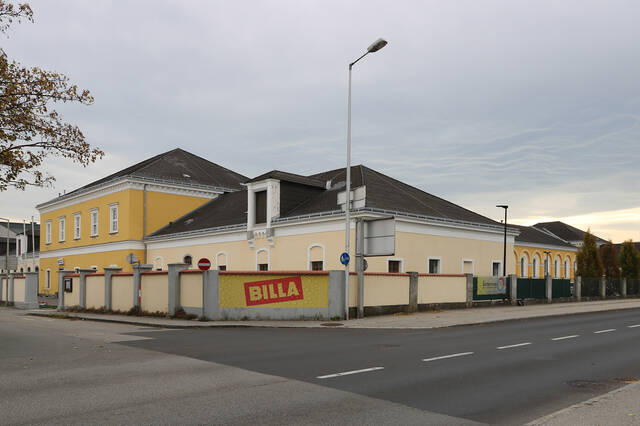 Die ehemalige Reithalle der Winterreitschule des Dragonerregimentes 4 steht unter Denkmalschutz und beherbergt heute mehrere Geschäfte. (Foto: RedTD/Gerold Keusch)  