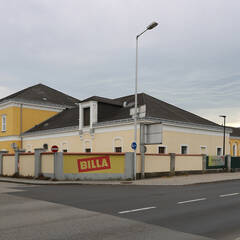 Die ehemalige Reithalle der Winterreitschule des Dragonerregimentes 4 steht unter Denkmalschutz und beherbergt heute mehrere Geschäfte. (Foto: RedTD/Gerold Keusch)  
