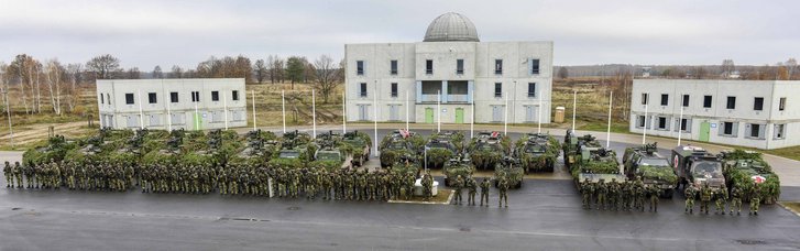 Die österreichische Kompanie vor dem Rathaus der Übungsstadt Schnöggersburg. (Foto: Carl Schulze)